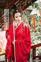                                                                     【周三上新】流烟昔泠，是泠不是冷~今天中午12:30准时上架！~曲裾-远山~淘娘链接：O网页链接 穿遍三个季节的曲裾只要218哦~第一批现货两周内发货！~转发艾特3位并关注本微博抽3送远山发带，抽1送远山曲裾~参差松萝，翎羽因风飘落，云舞裙扬，远山空灵之美  纯正的朱砂红，温婉如玉惊艳脱尘，...展开全文c                                 