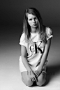 洛蒂·莫斯 (Lottie Moss) 演绎Calvin Klein Jeans × mytheresa.com联名女装系列