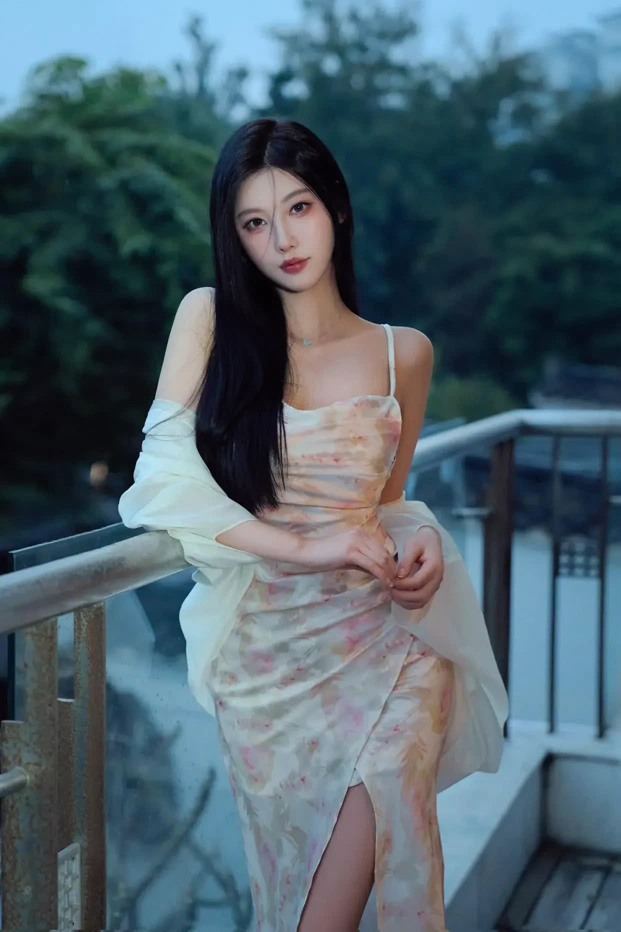 描述一位女子站在水中营造出一种宛如仙子的氛围她穿着一件粉色的单肩抹胸轻纱上衣显得轻盈而柔美柔软的小腹裸露女子的长发编成辫子柔顺的垂在一侧几缕发丝随风轻轻飘动更显清冷之美女子的面容精致眉眼间流露出一种宁静与淡漠双眸如同被薄雾笼罩的深潭深邃而神秘仿佛藏着不为人知的故事她的鼻梁挺直嘴唇轻抿表情淡然给人一种遗世独立的感觉身姿修长而挺拔举手投足间透着一种从容与优雅周围的水雾缭绕如同为她披上了一层如梦似幻的纱幕将她与外界隔绝开来营造出一种清冷孤寂的氛围背景中的绿植_美女照片侧脸好看头像