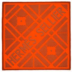 爱马仕皮具作坊
设计师：伯努瓦•皮埃尔•埃莫里
系列：2009春夏
       从圣奥诺雷小镇街抬眼望去，行人可从指向天际的浓密树丛猜到这里有个花园。的确，在爱马仕专卖店的屋顶上有一个神秘花园，仿佛是施过魔法的，一般人看不见，也进不去，只有特别的人才能知晓。惟有天上飞过的鸟儿才能完全看清这法式迷你花园的全貌。“爱马仕皮具作坊”方形丝巾的图案是一幅单线条勾勒的装饰性素描，表现这个神秘花园中呈几何对称式排列、四周围以木架的树丛花坛，以30年代的凸版印刷风格呈现。