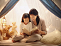 亲子阅读妈妈抱着孩子在帐篷里笑着看书读书阅读投入学习书本知识教育文化世界读书日