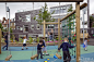 英国伦敦伊曼纽尔CE小学动态运动场景观设计项目（B-D）这处令人印象深刻的景观利用新场所，通过生物多样性来提高其生态价值。由于设计中增加了一些巧妙的元素，孩子们的学习和娱乐很自然地与大自然融合在一起。户外教室、充满生机的新型食用植物花园和运动场上“瓢浮”的五彩缤纷彩虹阶梯成为了外部空间的焦点，也展示出了设计师们的创新设计。
　　起初，师生们和当地社区都提出并共同探讨了他们对该项目的希冀和愿景，从而最终形成了建造学校运动场最初的想法。