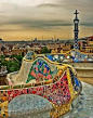 巴特罗公寓（Casa Batllo，1904—1906），以造型怪异而闻名于世，建筑设计历史上经典之一。 由西班牙建筑师高迪设计。这座公寓位于西班牙巴塞罗那市，共有6层。
房子内部的设计秉承高迪一贯的风格，没有棱角，全是柔和的波浪形状。高迪曾说：“艺术必须出自于大自然，因为大自然已为人们创造出最独特美丽的造型。”他认为大自然界是没有直线存在的，直线属于人类，而曲线才属于上帝。 