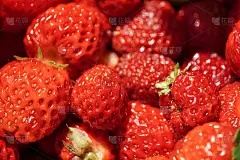 草莓汁新鲜成熟的红色。特写视图宏特写。用绿色离开