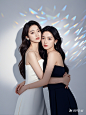 两个年轻亚洲美女，五官精致，神态自然，美女端庄大气，晚礼服，全身照，大气简约，大师摄影作品，完美构图，极简主义，大师作品，闺蜜，抱在一起，高级感，远景，白色背景，七彩光，波光粼粼，极致简约背景，高端大