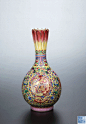 清乾隆 粉彩黃地花卉團鳳長頸膽瓶    尺 寸 高22.8cm；口2.5cm；底6.3cm 估 價  HKD  180,000-180,000    蓮瓣口，長細頸，溜肩，鼓腹，圈足，口描金，通體以黃釉為底，以紅釉繪蓮口，肩頸部粉彩飾以如意雲紋，寶蓮花卉紋，腹部主體彩繪團鳳紋，蝙蝠紋，花果紋，纏枝蓮紋，紋飾繁華富麗，精美絕倫，脛部仰蓮紋，足飾回紋，底落“大清乾隆年制”篆書藍料款。