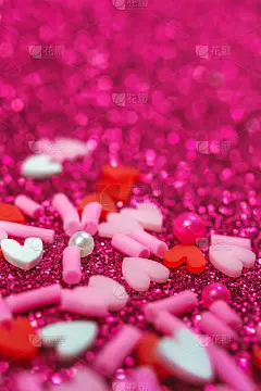 心形糖果糖果，紫色闪耀的背景上的珍珠。2月14日，情人节贺卡