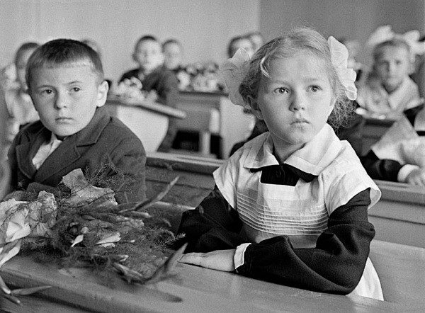 【旧照片】苏联时期的女仆系校服，其实就是...
