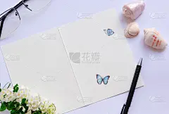 时尚的平面躺与名片空白空间与两个蝴蝶插入您的文字，邀请，婚礼或标志。贝壳，钢笔，眼镜和精致的白花在白