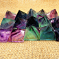 天然水晶金字塔原石摆件 固事业紫色萤石绿萤石金字塔摆件 灵修石-淘宝网