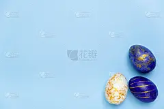 复活节快乐。框架文字制成的复活节彩蛋时髦的颜色经典的蓝色，白色和金色的蓝色。简约风格，俯视图，平面，