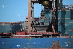Gripper正在为荷兰IJmuiden的钢铁厂卸载海运煤到料斗