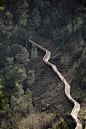 Paiva Walkways, Arouca, Portugal
人行道  木材  桥  阿罗卡

葡萄牙阿罗卡的派瓦河边，有一条让人惊异的8公里人行道。蜿蜒转折起伏前进的道路串联起各种各样如诗如画的自然美景，让人沉醉在河流，瀑布，原生态的动植物景观中。8公里的历程不单是自然中漫步那么简单，整个人行道的设计不仅尽可能的对景观环境减少干扰，还为人们提供了一个戏剧性的观景体验。木桥紧贴河道延伸，跨越河流与悬崖，在山体上蜿蜒前进，到达山顶。整个路线沿着自然地形在恰当的地方设置休息站和观景点，为人们提供各种美景与