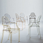 由知名创意设计大师Philippe Starck所设计，是独创才能与无与伦比的技术能力又一次带来的潮流作品。一张透明聚碳酸酯制成的路易十五风格的座椅，让人激动而惊叹，是巴洛克重现创意。还有小版尺寸的童椅哦，更显精致，令人爱不释手。