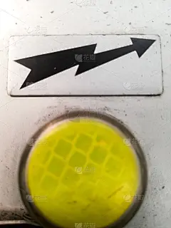 黄色按钮，用于正确的机器操作与性能指标箭头标志