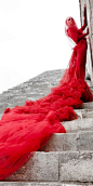 石墙、石质台阶，红色长尾礼服.......真有味道，就是天空的颜色让人遗憾~~