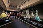 Christian Dior: Designer of Dreams - Shanghai : Lightemotion est une équipe de consultants en conception lumière inspirée par la conviction que la mise en lumière a le pouvoir et le devoir d’enrichir l’expérience humaine. Nous sommes des pionniers, des cr