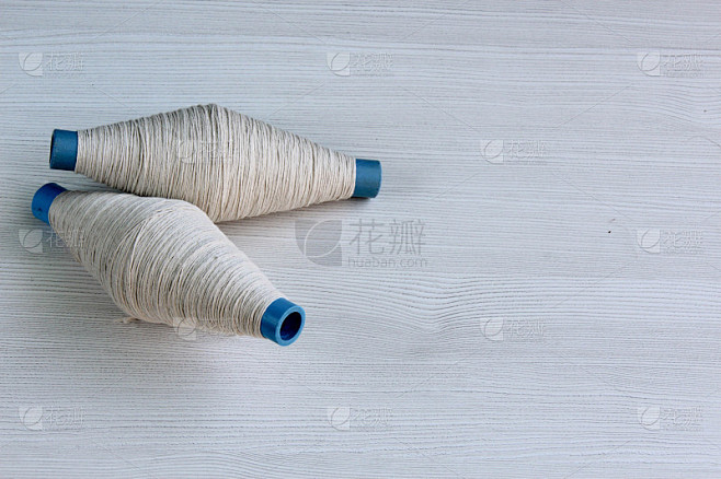 织造梭子，织造机和梭子上的经纱