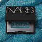 Dive into the lush, silver-flecked hue of Tropic Eyeshadow. One swipe will transport you to Bora Bora, where François Nars was inspired by the ocean’s reflective rolling waves.