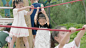 一群小孩子快乐地在花海中奔跑着正版超高清4k商用授权视频素材下载(编号:Fk4qLO5Z59NNls)-新片场素材