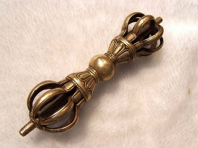 【法器】金刚杵 金刚杵（chǔ），梵名 Vajra 瓦支拉，藏语称“多吉”，曾音译为伐折罗、缚日啰、伐折啰、跋折啰、伐阇啰。又叫做宝杵、降魔杵 ...
