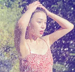 组图：马思纯意大利度假晒美照 穿吊带裙玩水上演&quot;湿身诱惑&quot; : 28日，马思纯晒出一组美照，并称：“住进意大利的家，我恣情的在这里徜徉，谁管回去的路，谁管旁人眼光，谁管我追逐心中梦想生活的模样。 ”