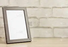 一个空的相框放在一个暗色的相框里，放在桌子上或架子上带一个副本的地方。