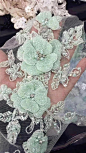 Luxe 3D perles tulle strass applique, il y a 3 couches de fleur perlée qui sont cousus sur le dos de tulle doux à la main cristal perles applique avec une fleur de camélia 3D Taille est d’environ 30 x 13 cm. mon lien de la boutique : http://www.etsy.com/s