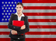 拿着红色笔记本的年轻女子。教育或经营理念
