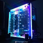 #Tt Premium# DistroCase™ 350P中直立式强化玻璃水道板机箱，不仅带给玩家们前所未有的视觉享受，兼具高阶、创意性、多功能等多项特色的DistroCase™ 350P更增添另一种计算机DIY水冷组装和RGB灯光呈现乐趣。产品详情请登录TT Premium高端水冷定制平台 O网页链接 购买： ​​​​...展开全文c