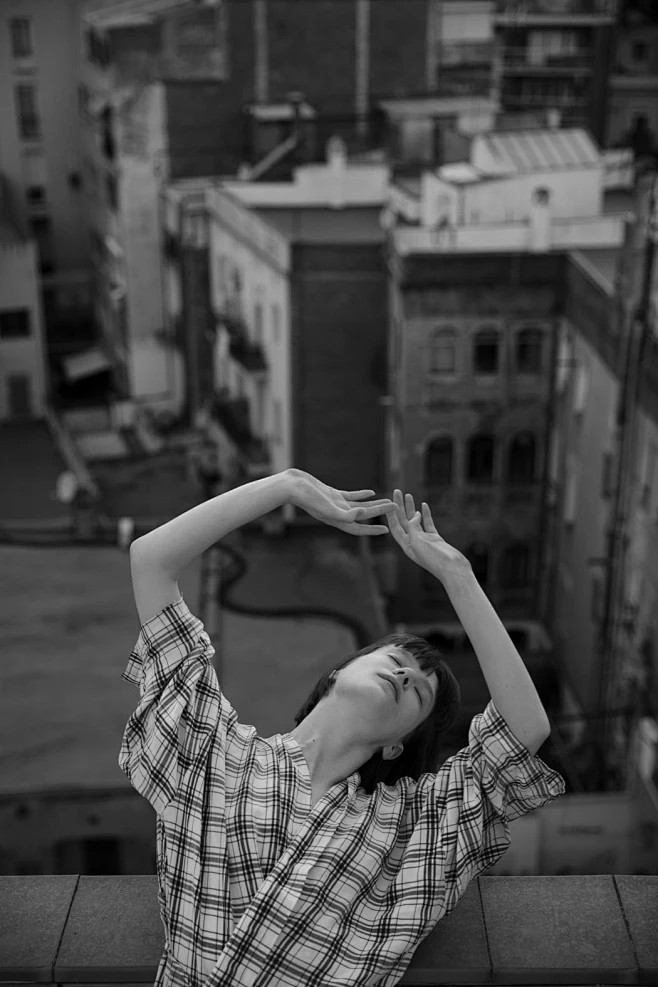 高冷模特描绘性冷淡大片 在巴塞罗那屋顶轻舞