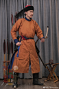 【Wei's LH Igloo】
17th Century - Qing Dynasty Warrior
历史重演造型｜17世纪后｜清·武士

主要参考:
清·《紫光阁功臣像》

搭配要素一览：
*行服袍
*暖帽
*櫜鞬
*行服带
*弓箭
*腰刀
*扳指

出镜: @柿子菌stargazer 
照相:@张宇莹-小花 
服装道具:@意在的外刘勇 @粤北内务民族文化服饰 

#这就是中国风##清朝#清朝超话#复原##传统服饰#