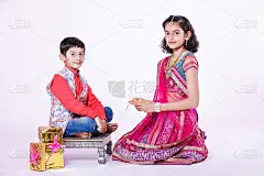可爱的印度兄妹庆祝raksha bandhan节