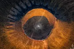 今日壁纸——完整火山

在内蒙古自治区的东部，有一条火山喷发带绵延近千公里。这其中大多数火山被森林覆盖，很难清晰地看到火山形态，而在察哈尔，这里的30多座火山犹如串珠状分布在草原上，平坦的地势让火山的完美身姿展露无遗。因为这里的火山较为年轻，身形完整，拥有一种火山的形态之美，所以是欣赏火山的绝佳之地。