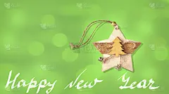 贺岁卡快乐。新年球在绿色的背景与外景和题词新年快乐