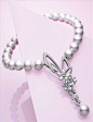 Paspaley 纯净的灵动
　　Paspaley是世界上最顶级的南洋珍珠，其纯净简约正如澳大利亚未受污染的海岸线。Paspaley珍珠以无可比拟的光泽、亮丽和体积著称，令Paspaley这个名字等同于世界上最美丽的珍珠。设计上突出珍珠的纯净美态，是Paspaley最大的特色。即便是最简约的珍珠吊坠，从珍珠独特的光泽你也可以感受到它的非同寻常。所有灵动的创意都是以珍珠为本设计，清亮的彩色宝石和新奇的造型只是为了突出每颗珍珠独一无二的光泽与美态。无论是圆形、卵形、梨型，Paspaley都能用巧妙的设计突出珍