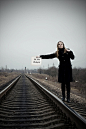 一个人站在铁路火车轨道上等待火车的高清背景图片jpg下载 #网页#