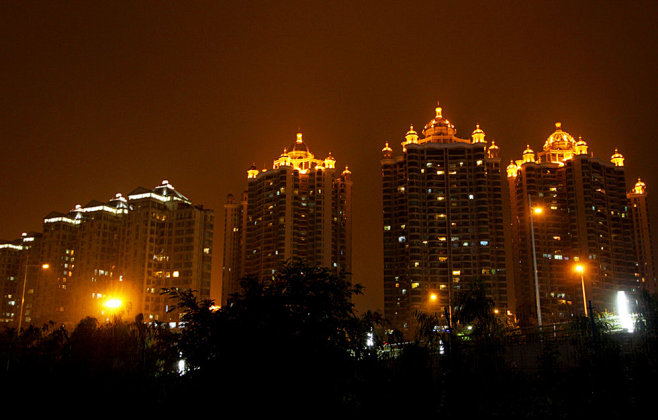 即便是夜晚也不能遮掩珠江帝景苑特色楼顶的...