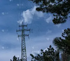 湛蓝的天空映衬着电线塔的轮廓。把电力从发电厂输送到城市。