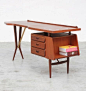桌柜一体的书桌（工作桌），这些都是上世纪50、60年代北欧书桌的设计风格，平面书桌带柜体的设计在当时还没有电子化办公的时代背景下，还是非常的实用的，柜子起到收纳文件的作用，也让整个桌子有一个更加稳定的重心。设计上对桌沿也做了特别用心的处理，甚至每一个抽屉的把手也煞费苦心。