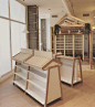 Diseño interior de farmacia, por Sube Interiorismo, Bilbao www.subeinteriorismo.com Muebles expositores en blanco y madera. Zona herbolario diseño casa de madera con vegetal. Azulejos grises en columna. Suelo de madera #farmacia #pharmacy #decoración #int