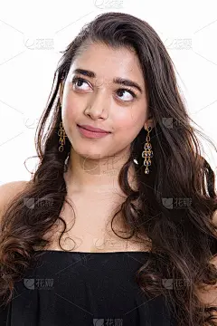 年轻美丽的印度女人一边抬头一边思考