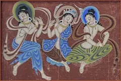 【敦煌石窟】北魏-263窟：覆盖层下的壁画原貌、《降魔变》等壁画【高清大图】_西夏 : 北魏-263窟：伯希和与其助手拍摄【剥离覆盖其上的西夏壁画，露出北魏壁画原貌】【1021x1369】 释迦佛（也有说这是弥勒）交脚端坐于宝池莲花座上，右袒袈裟，作说法印，画面右侧为侍立的天王，画…
