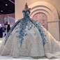 (Mario) Javier quería Mario llevar un vestido de princesa. Mario llevó cuando hablaba con Paula.: 