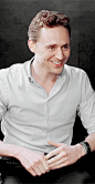 #英伦玫瑰与绅士# #tom hiddleston# #gif# 快看这个人的手啊啊啊啊啊，我他妈要炸了啊啊啊啊这个手啊啊啊啊我的天 #这个人的眼睛里有星星# 【via：kendaspntwd】