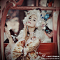 #她影像·悦视界#【复古冷艳的童话人像】俄罗斯美女摄影师Marianna Orlova拍摄的人像作品，风格偏森林系，造型夸张艳丽，服装以礼服，公主裙，女仆装等漫画感很强的服装，妆容上也犹如小魔女般艳丽抢眼，利用不同的撞色，打造出强烈的对比感，且充满哥特风又夹杂着少女梦幻色彩。http://t.cn/8Fm6wqa
