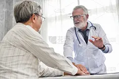 老年人,医生,病人,男性,症状,兼并和收购,认真的,身体检查,制服,医院