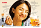 其中可能包括：a woman holding a glass of beer and smiling