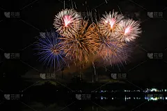 烟花照亮了天空。