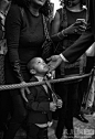 当奥巴马遭遇小屁孩_虽然白宫的首席摄影师Pete Souza曾捕获到很多美国国家领导人与孩子友好相处的镜头，Michael Skolnik却说这张美国第一位黑人总统与黑人孩子见面的照片很打动他。图为2016年2月18日，白宫东厅，“黑人历史月”庆祝活动上，奥巴马和一名小孩打招呼。